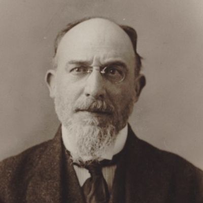 Erik Satie. Photographe Delbo. 9, rue Vavin, Paris