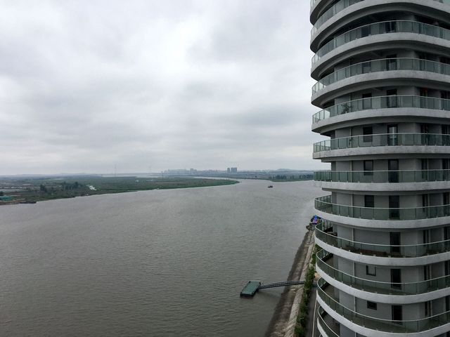 Programme immobilier sur l'île de la Lune à Dandong (Chine). Sur la rive gauche de la rivière Yalu, la Corée du Nord.