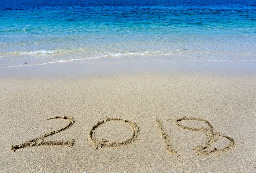 Inscription "2018" sur le sable d'une plage
