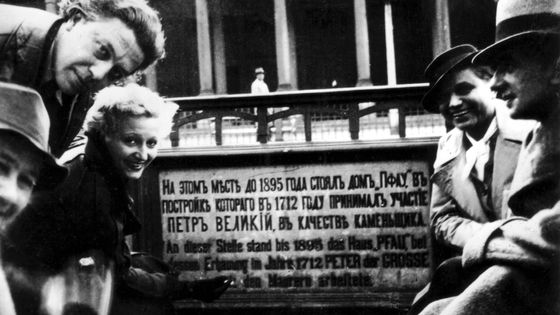 Vítězslav Nezval, André Breton, Jacqueline Breton (Lamba) et Toyen, 1939, France. Marie Čermínová dite "Toyen" est une peintre surréaliste tchèque évoquée par Annie Le Brun. - Jacqueline Lamba Collection Archives Snark / Photo12