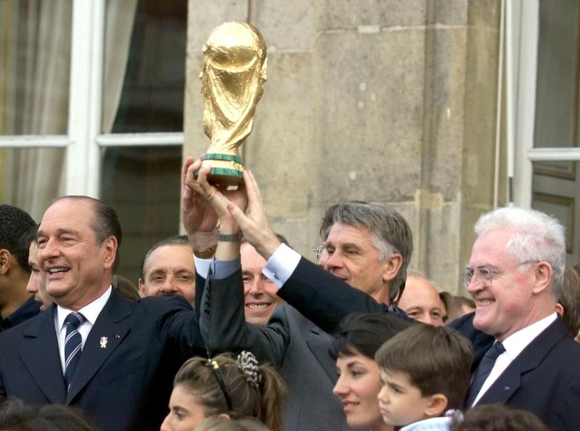 Le président de la République Jacques Chirac, l'entraîneur des Bleus Aimé Jacquet et le Premier ministre Lionel Jospin à l'Elysée, le 14 juillet 1998, autour de la Coupe du monde