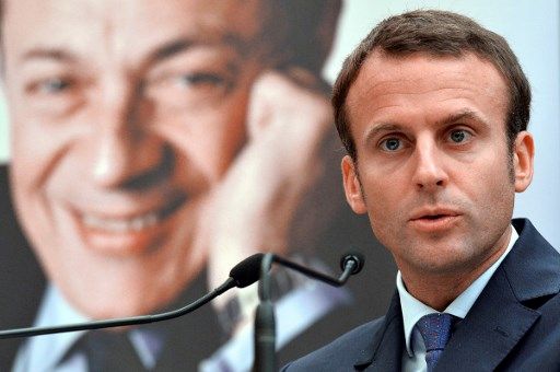 Emmanuel Macron assiste à l'ouverture de la conférence "Michel Rocard, une pensée, une action" qui s’est tenue à l'Assemblée Nationale à Paris (15 septembre 2016). Michel Rocard (en fond)