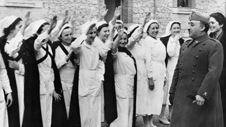 Infirmières espagnoles saluant Franco en 1939 après trois ans de guerre civile.