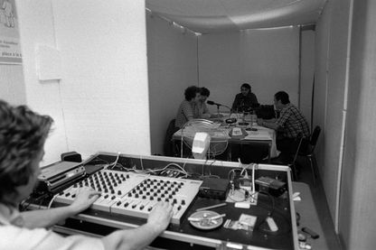 Vue du studio d'enregistrement improvisé de la radio pirate de la CGT "Radio CGT Côte d'Azur, Vérité-Lutte" pendant une émission, le 23 septembre 1980, à Nice Vue du studio d'enregistrement improvisé de la radio pirate de la CGT "Radio CGT Côte d'Azur, Vérité-Lutte" pendant une émission, le 23 septembre 1980, à Nice
