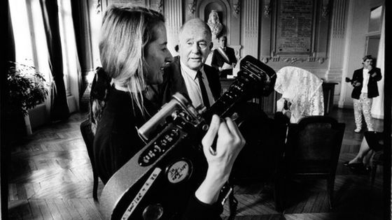 Jean Rouch et Rina Sherman sur le tournage de M. M. les locataires / Rina Sherman, Noisy-le-Sec, 1995. Photo © Meyer