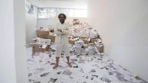 Kenneth Goldsmith au milieu d'une œuvre, dix tonnes d'archive web à Mexico ©AFP - AFP-JIJI