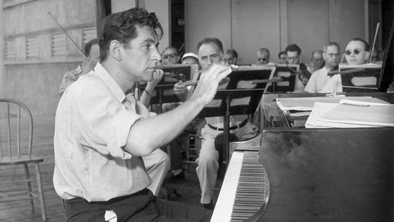 Musician Leonard Bernstein ©Getty - Leonard Bernstein, © Getty / Leonard Bernstein At Piano Conducting