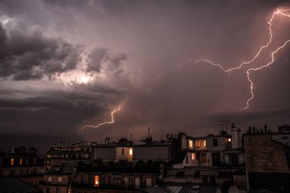 Orage avec des éclairs dans la nuit au dessus d'une ville. Orage avec des éclairs dans la nuit au dessus d'une ville.