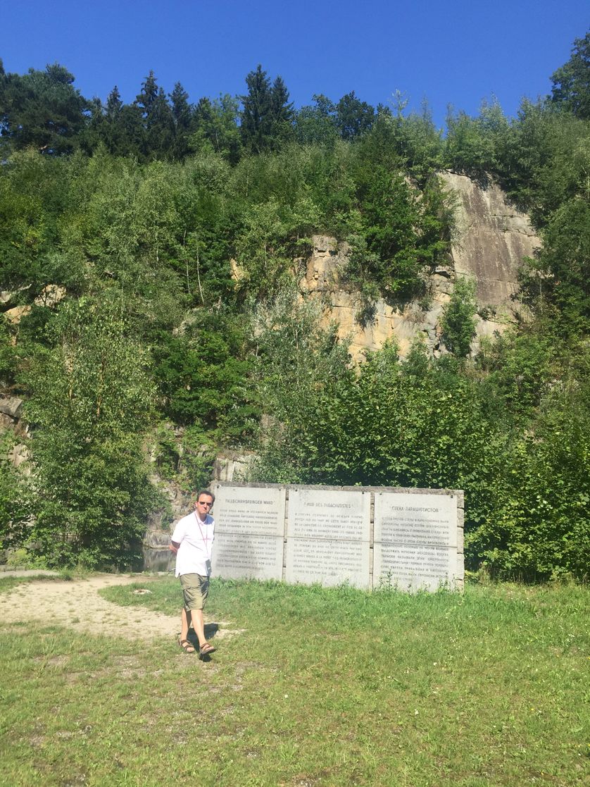 Le mur des parachutistes, d'où les allemands jetaient les prisonniers