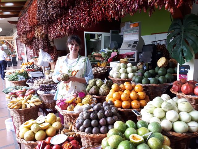 Le marché Nataly nous fait découvrir les fruits exotiques cultivés à Madère