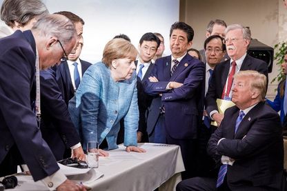 Le président Donald Trump (R) discute avec la chancelière allemande Angela Merkel (C) et entouré d'autres dirigeants du G7 lors d'une réunion du sommet du G7 à La Malbaie, Québec, Canada. Le président Donald Trump (R) discute avec la chancelière allemande Angela Merkel (C) et entouré d'autres dirigeants du G7 lors d'une réunion du sommet du G7 à La Malbaie, Québec, Canada.