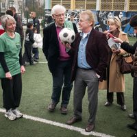 Daniel Cohn-Bendit en 2010, avant de participer à un match de foot opposant des candidats du parti EELV à des habitants de la ville dans le cadre de la campagne.