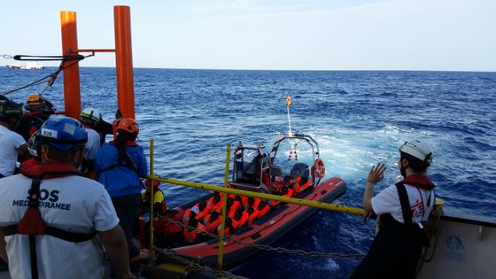 Il y a un an, 180 rescapés sont transférés de l'Aquarius vers un autre navire qui rentre directement en Italie à la demande des autorités maritimes italiennes. ©Radio France - Mathilde Dehimi