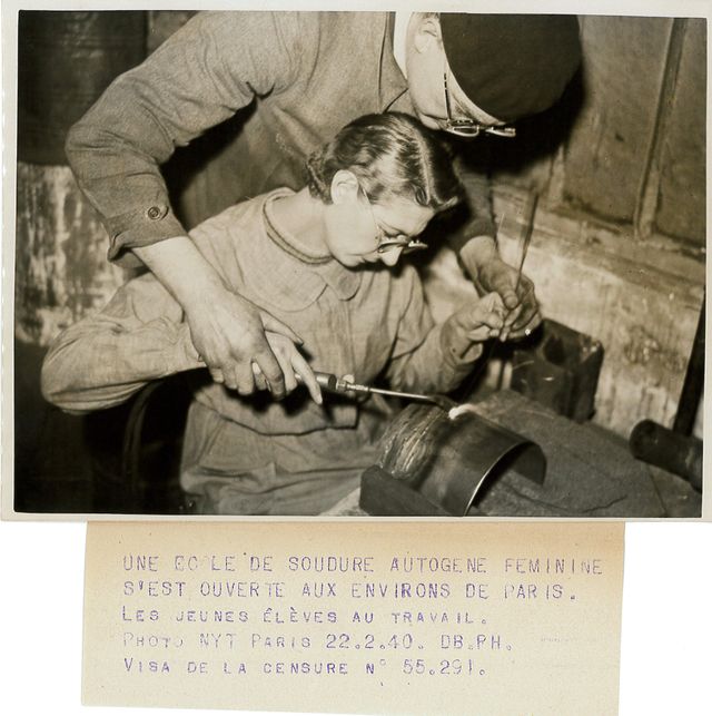 Pendant la guerre, 1939/1940, archives Le Petit Parisien. L'apprentissage de la soudure dans une école spécialisée