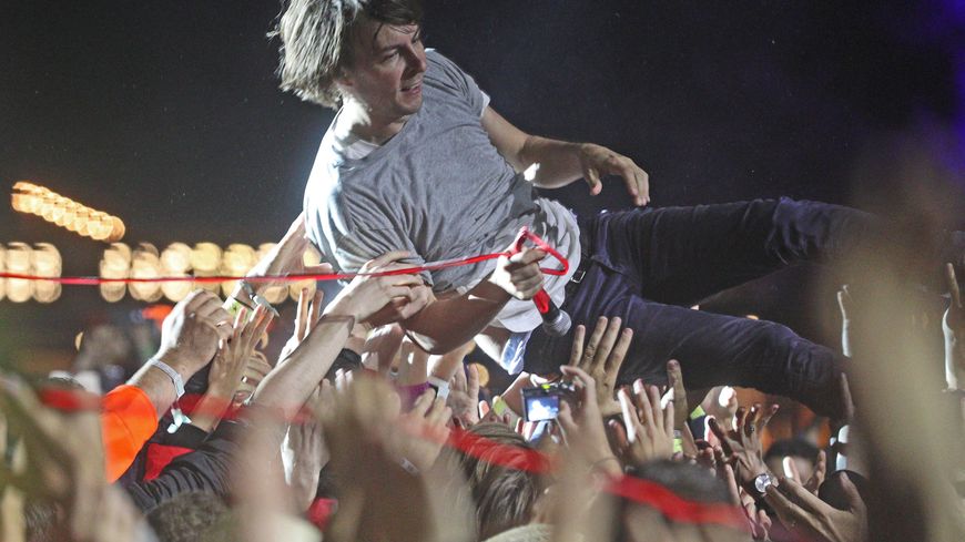 Bain de foule pour le chanteur Thomas Mars aux Eurockéennes en 2017