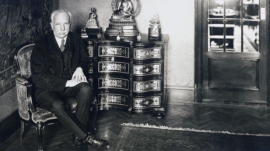 Le compositeur et chef d'orchestre Richard Strauss dans sa maison à Monaco.