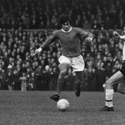 George Best reste la première rock star du football, brûlée par une vie de « sexe, alcool et ballon rond ».