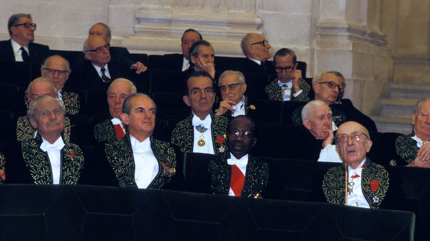 Les académiciens Alain Peyrefitte, Michel Droit et Léopold Sédar Senghor pendant une séance de l'Académie Française à Paris, le 5 mars 1987