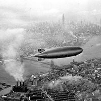Le dirigeable LZ 129 Hindenburg survolant Brooklyn quelques instants avant son explosion. 1937