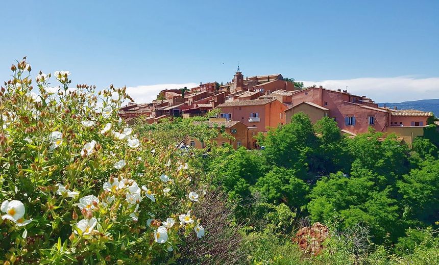 Vue de Roussillon depuis le Sentier des ocres.