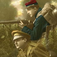 Carte patriotique montrant un soldat Anglais et un Français dans une tranchée