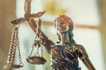 Gros plan d'une statue représentant la Justice Gros plan d'une statue représentant la Justice