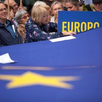 Une femme tient un drapeau de l'Europe lors d'une manifestation en Pologne