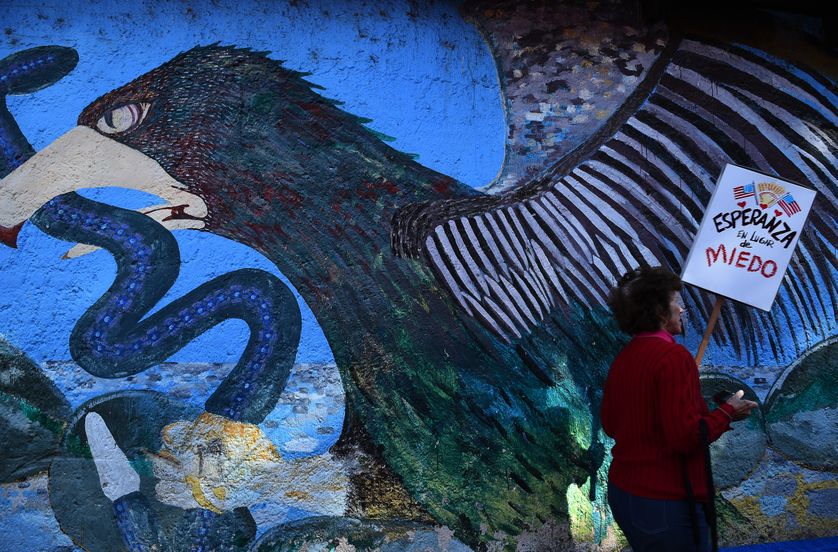Un aigle, sur un « nopal » perché, tenait en son bec un serpent. Cet emblème figure aussi sur le drapeau du Mexique. Devant, passe une femme porteuse d’un message : «Espoir au lieu de la peur». État de Jalisco, Mexique, 21 janvier 2017