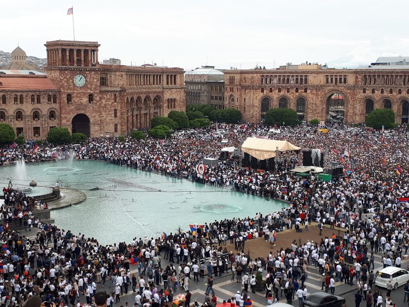 Des dizaines de milliers d'Arméniens se sont rassemblés sur la place de la république à erevan le 8 mai, pour suivre sur écrans géants la retransmission de l'élection de Nikol Pachinian comme Premier ministre
