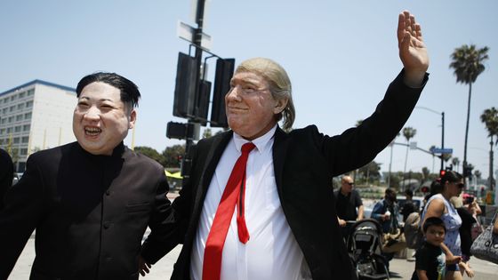 Deux hommes arborent des masques représentant Kim Jong-un et Donald Trump à Santa Monica, Californe, le 7 juin 2018 ©Getty - Mario Tama