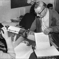 Le philosophe-écrivain Jean-Paul Sartre et des journalistes préparent la sortie d'un nouveau quotidien Libération au mois de mars 1973 à Paris .