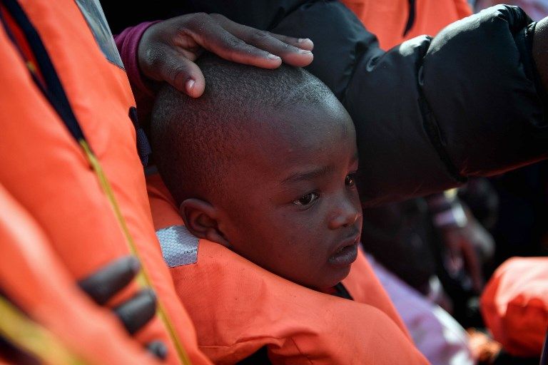Un enfant, rescapé des prisons libyennes puis du canot pneumatique, en attente de débarquer de l'Aquarius