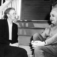Irène Joliot-Curie avec Albert Einstein en 1948