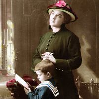 Carte patriotique montrant une mère et son jeune enfant priant dans une église devant la chapelle de la Sainte Vierge, 1916
