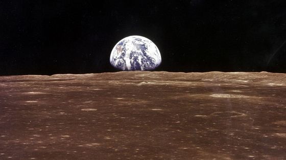 Cette photo du 19 juillet 1969 publiée par la NASA montre la Terre telle qu'elle est vue depuis le module de commande d'Apollo 11 pendant qu'elle orbite autour de la Lune avant l'atterrissage du module lunaire. ©AFP - PHOTO NASA
