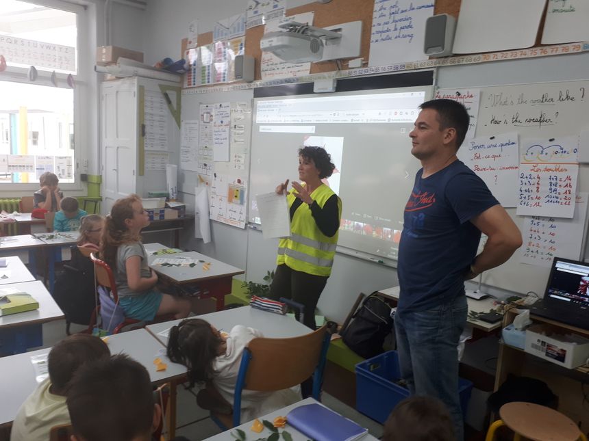 Nadine Gauthier, animatrice nature, avec les enfants de Pontonx