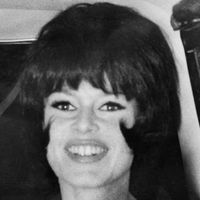 Brigitte Bardot à Rome, en avril 1963, avec une perruque brune lors du tournage du film "Le Mépris" de Jean-Luc Godard.