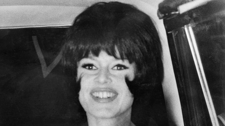 Brigitte Bardot à Rome, en avril 1963, avec une perruque brune lors du tournage du film "Le Mépris" de Jean-Luc Godard.