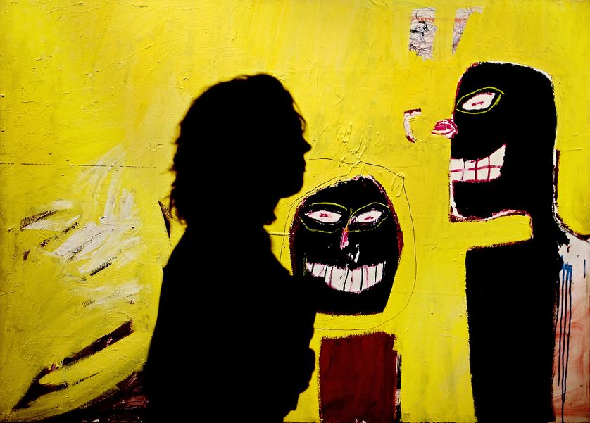Une visiteuse devant une oeuvre de Jean-Michel Basquiat à la rétrospective "The Jean-Michel Basquiat Show" à Milan en 2006.