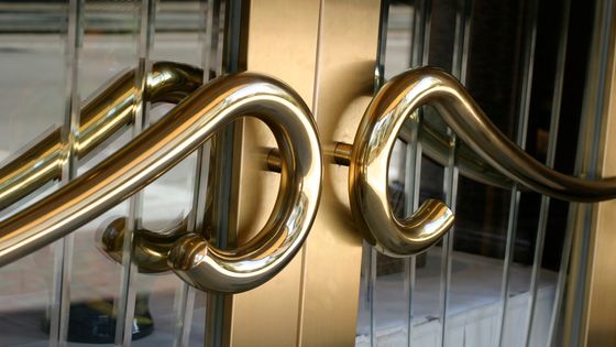 Poignée de porte vintage et chic d'un ancien bâtiment d'hôtel. ©Getty - Blackred