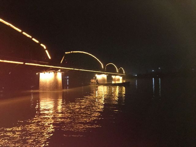 Le pont de l'amitié entre la Chine et la Corée du Nord. Dans le fond, quelques lueurs de la ville nord-coréene de Sinuiju