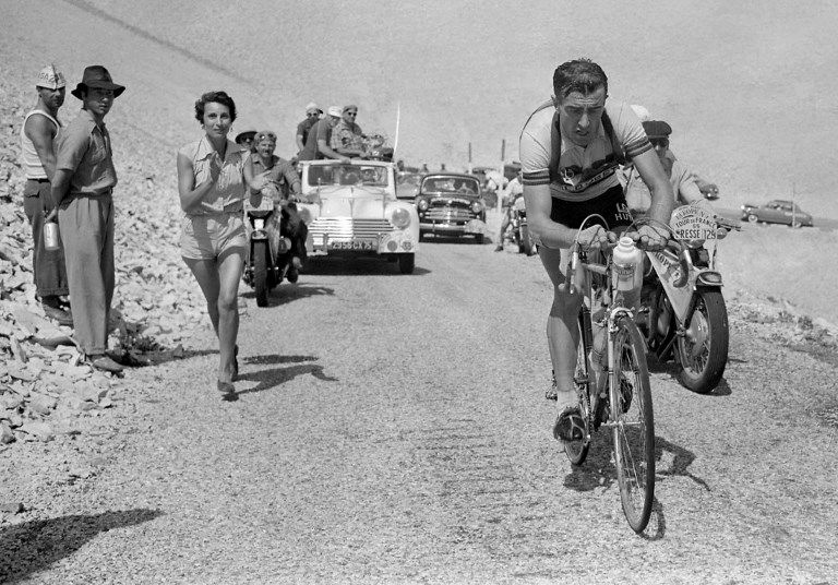 Louison Bobet poursuit son ascension du Mont Ventoux, le 18 juillet 1955