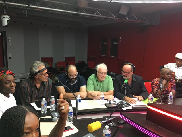 A quelques secondes de l'antenne (de G à D) : Assa Sylla, Hervé Pauchon, Frédérick Sigrist, Albert Algoud, Daniel Morin, Angélique Kidjo et son guitariste