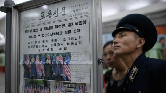 De jeunes coréens lisent le compte-rendu du sommet publié par le quotidien Rodong Sinmun, gratuitement affiché dans le métro de Pyongyang ©AFP - ED JONES