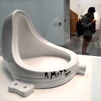 Fontaine, "ready-made" de Marcel Duchamp (signé R.Mutt et daté de 1917, réplique autorisée par Duchamp en 1964)