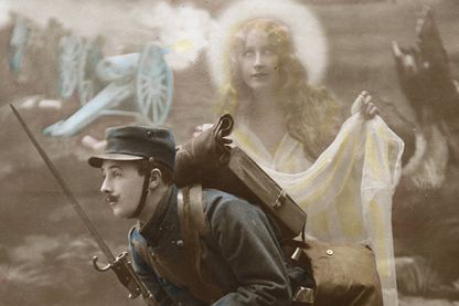 Carte patriotique montrant un soldat en uniforme dans une tranchée protégé par un ange Carte patriotique montrant un soldat en uniforme dans une tranchée protégé par un ange