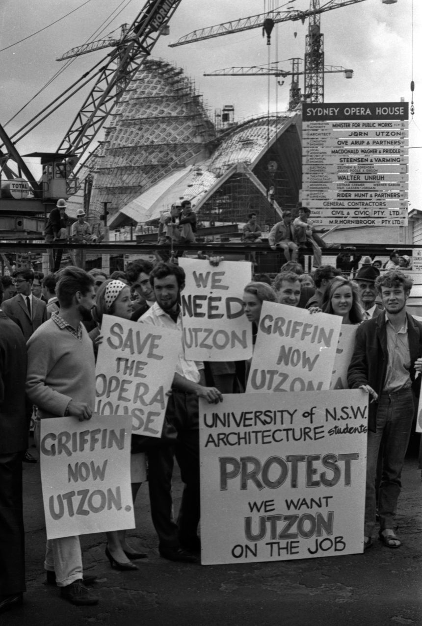 Une manifestation a lieu pour soutenir l'architecte, en 1966, quand celui-ci démissionne.