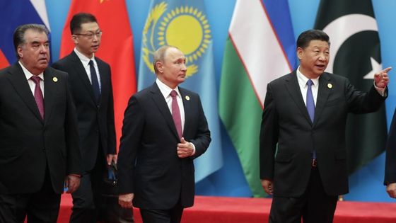 Le président tadjik Emomalii Rahmon, Vladimir Poutine et Xi Jinping à Qingdao (Chine) le 10 juin lors du sommet de l'Organisation de coopération de Shanghai ©AFP - MIKHAIL METZEL / SPUTNIK / AFP