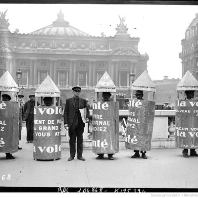 Hommes- sandwichs (publicité du journal "La Volonté"). Agence Roll - 1925