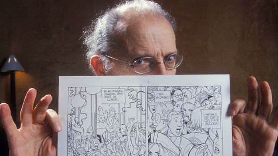 Le dessinateur Moebius montrant une de ses planches ©Getty - Francis Apesteguy / Contributeur